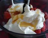 Foto del paso 2 de la receta: Helado de fresa y frambuesa en tarrinas