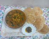 A picture of step 7 of Kabuli chana with poory achar.