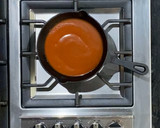 Foto del paso 1 de la receta: Chilaquiles rojos con huevo para mamá