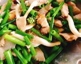 รูปขั้นตอนการทำที่ 3 ของ หมูกรอบ ผัด ดอกหอม เห็ดนางฟ้า