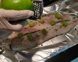 Foto del passaggio 3 della ricetta Nasello al cartoccio con uva, zenzero, limone e pepe di Sichuan