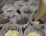 Foto langkah ke 8 dari resep Bolu Ketan Hitam Lapis Keju.