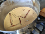 Mousse de pilloncillo con relleno de jelly de tejocote y guayaba