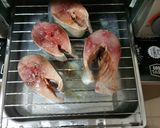 Foto langkah ke 1 dari resep Ikan saba bakar saus pedas.