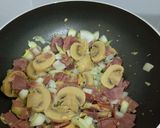 Foto langkah ke 2 dari resep Carbonara Spaghetti dengan Daging Asap, Jamur dan Brokoli.
