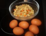 Foto del paso 1 de la receta Ensaladilla de salmón y surimi, con melón y sandía