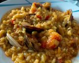 Foto del paso 7 de la receta: Arroz meloso con gambones, calamares y almejas