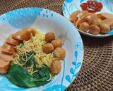 Hình bước làm 2 của món Mì trứng trộn cá viên xúc xích