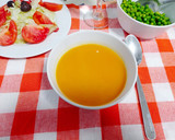 Foto del paso 5 de la receta: Crema de calabacín y zanahoria con guisantes 🥒🥕🥕