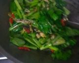 Foto langkah ke 6 dari resep Tumis Sawi Hijau Pindang Cuek.