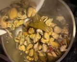 A picture of step 2 of Sweet & Spicy Sauté Mussels.