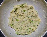 A picture of step 5 of Singhare atta pakoda.