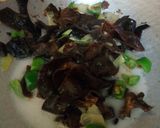 Foto langkah ke 3 dari resep Jamur Kuping Saus Tiram.