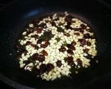 Foto del paso 3 de la receta: Espinaca fresca con lluvia de piñones y uvas pasas