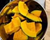 A picture of step 2 of Braised Pork Ribs with Pumpkin.