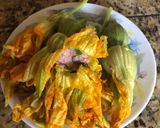 Hình bước làm 1 của món Bông bí nhồi thịt