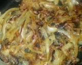 Foto del paso 1 de la receta: Tostada con setas al romero y cebolla caramelizada