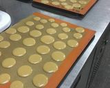 Foto langkah ke 5 dari resep Mocha Macaroons with Chocolate ganache fillings.