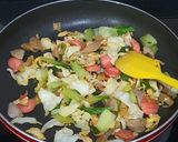 Foto langkah ke 2 dari resep Kwetiaw Goreng Sosis.