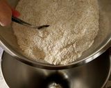 Foto del passaggio 4 della ricetta Sbriciolata integrale con noci e confettura di fichi