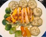 Hình bước làm 3 của món Gà ướp nghệ áp chảo -Eatclean