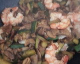 Foto del paso 8 de la receta: Calabacines y champiñones salteados con gambones en salsa de mandarina y menta