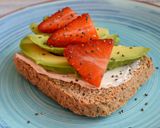 Foto del paso 6 de la receta Desayuno saludable para dieta de tostada de aguacate con fresas