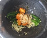 A picture of step 2 of Som tum (Thai green papaya salad).
