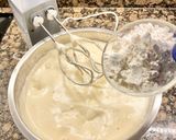 Foto del paso 3 de la receta Pastel de yogur griego, queso crema y pepitas de chocolate