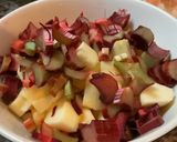 Une image de l'étape 7 de CRUMBLE POMMES 🍎 RHUBARBE 🍃🍀🍓fraise🍓🍓.