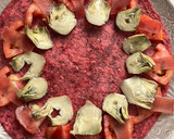 Foto del paso 4 de la receta: Ensalada de tomate sobre tortilla de remolacha