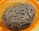 Hình bước làm 1 của món Mì Soba Kiều Mạch Xào Thập Cẩm Dọn Tủ
