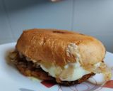 Foto del paso 7 de la receta: Sándwich🥯de cebolla🧅y tocineta🥞 caramelizada🥓con queso🧀en pan de almojábana🥯