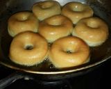 Foto langkah ke 8 dari resep Donat Ekonomis Empuk Tanpa Kentang.