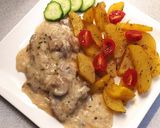 Sertésszelet karamellizált hagymás gombás tejfölös szószban recept fázis 3 fotója