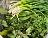 Hình bước làm 2 của món Trai Nấu Riêu