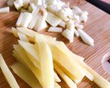 Hình bước làm 3 của món Thịt Rang Cháy Cạnh Ngũ Vị Hương