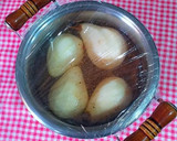 Foto del paso 3 de la receta: Peras confitadas en salsa de frutos rojos y agua de azahar