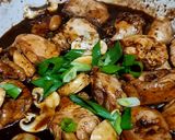 Foto langkah ke 4 dari resep Ayam Jamur Lada Hitam Masak Kecap.