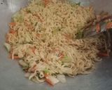 Foto langkah ke 4 dari resep Mie goreng sayur.