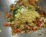 Foto langkah ke 5 dari resep Mie Goreng Bumbu Sambal Hitam Madura.