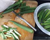 A picture of step 1 of Okra (Bhindi) Sabzi.