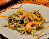 Foto del paso 3 de la receta: Revuelto de gulas con langostinos y setas variadas