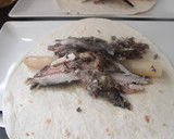 Foto del paso 2 de la receta: Tortillas de trigo con sobras de sardinas y banderillas