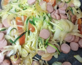 Foto del paso 1 de la receta: Spaghetti de calabacín con verduras y frankfurt