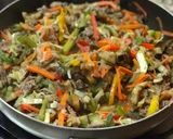 Foto del paso 3 de la receta: Carne en cubos con vegetales al wok