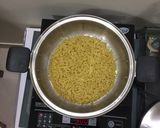 A picture of step 1 of Maggi pizza.
