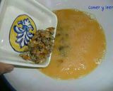 Foto del paso 3 de la receta Tortilla de berberechos y picatostes