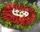 Une image de l'étape 6 de Feuille de chêne aux tomates coeur de bœuf, burrata et fleurs de basilic.
