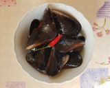 Foto del passaggio 1 della ricetta Fettuccine nere con cozze e cardocelli
